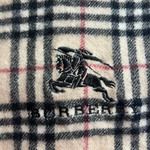 BURBERRY LAP BLANKET - Picture 2 of 6
